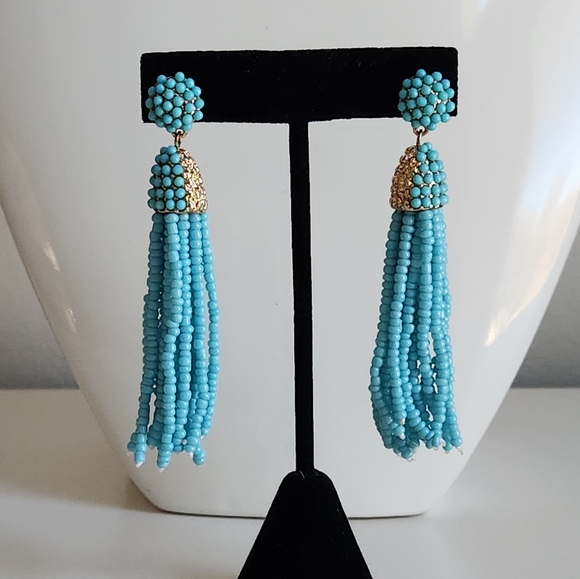 Jewelry - EUC Turquoise color drop earrings.  Pierced